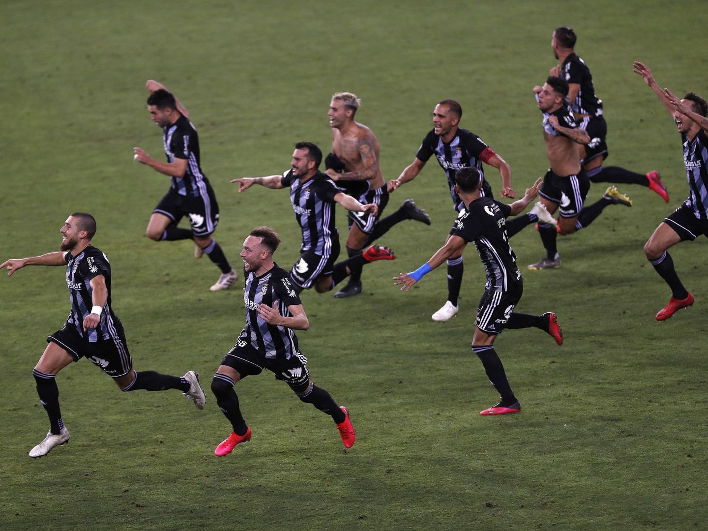 Los jugadores del Cartagena celebran su ascenso a segunda división (Efe).