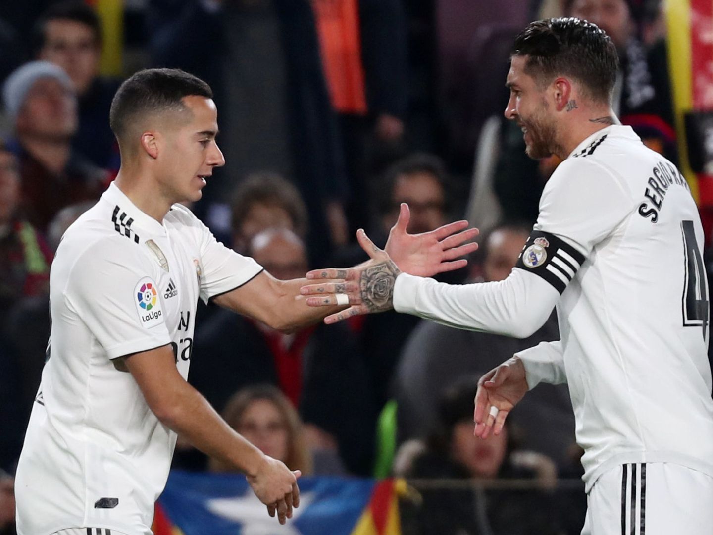 Lucas Vázquez celebra su gol con Ramos. (Reuters)