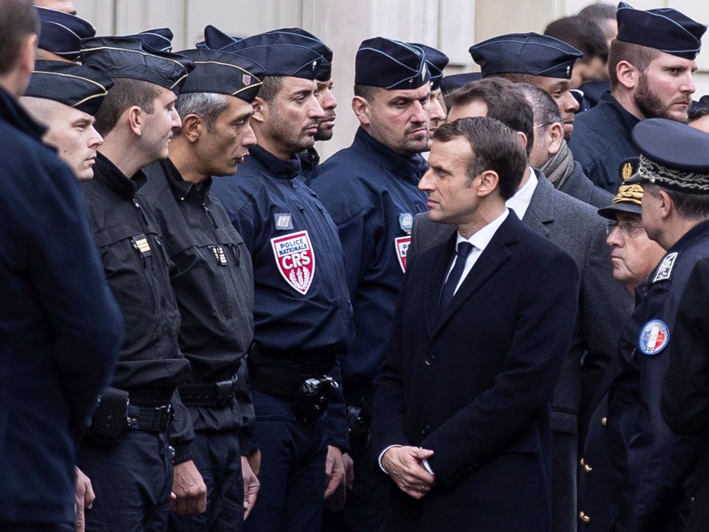 Emmanuel Macron discute la situación con oficiales antidisturbios mientras evalua los daños. (EFE)