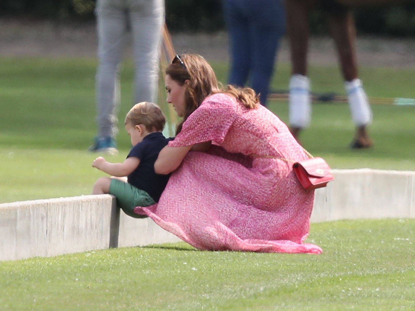 Kate Middleton y su hijo Louis en el King Power Royal Charity Polo Day. (Cordon Press)