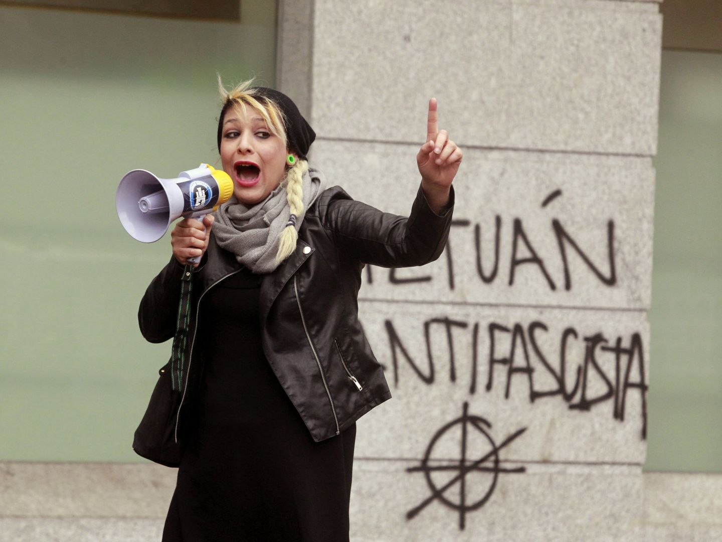 Melisa Ruiz, representante de Hogar Social Madrid, durante la concentración del colectivo de ultraderecha en pleno barrio madrileño de Tetuán en 2016. (EFE)