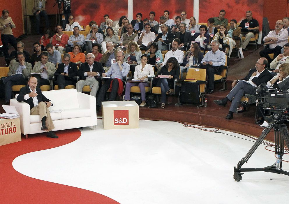 Foto: El secretario general del PSOE, Alfredo Pérez Rubalcaba, junto al consejero de Educación de Canarias, José Miguel Pérez. (Efe)