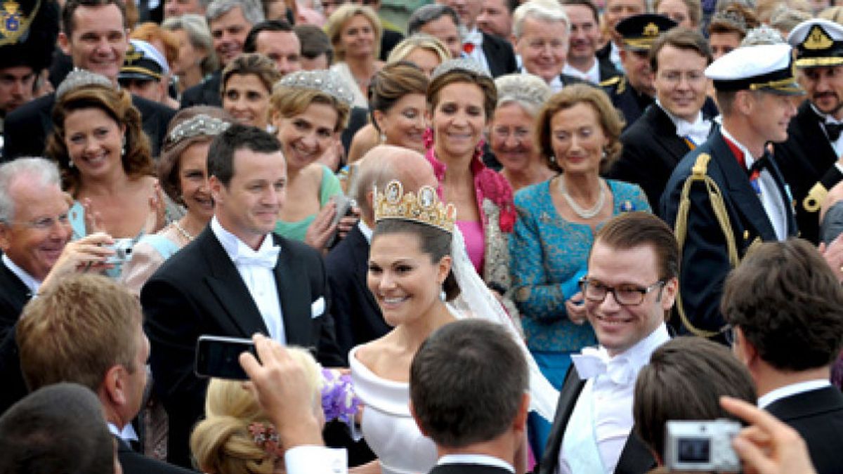 La Familia Real se ‘apelotona’ en un Falcon a su regreso de la boda de Victoria de Suecia