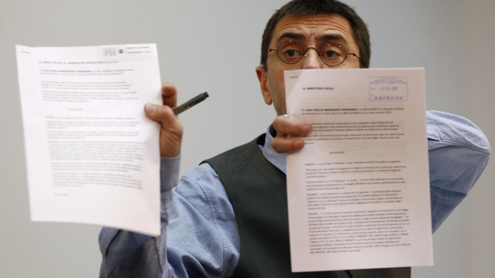 Foto: Juan Carlos Monedero en la rueda de prensa en la que no enseñó sus contratos (Reuters)