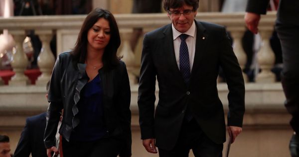 Foto: Puigdemont, en el Parlament junto a su mujer (REUTERS)