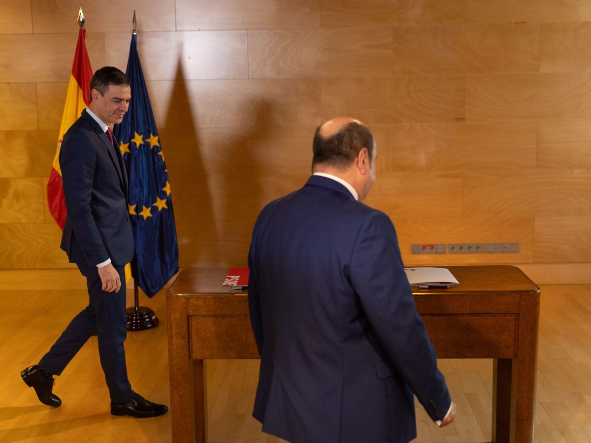 Foto: Sánchez  y Ortuzar (PNV) firman un acuerdo para la investidura. (EP/Eduardo Parra)