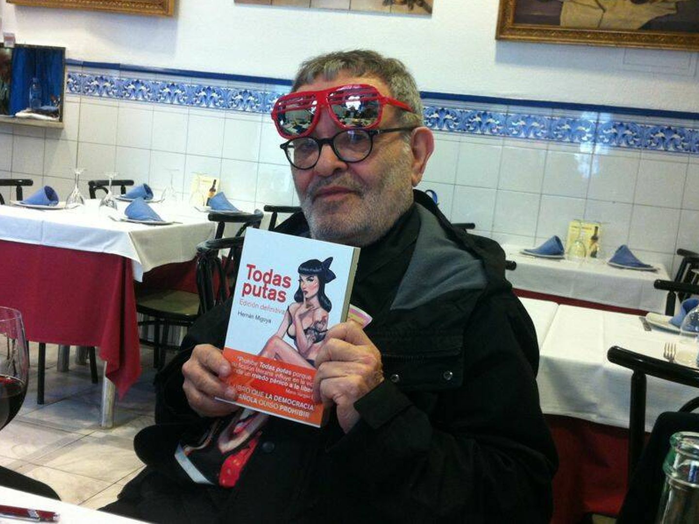Fernando Arrabal con una edición de 'Todas putas'. 
