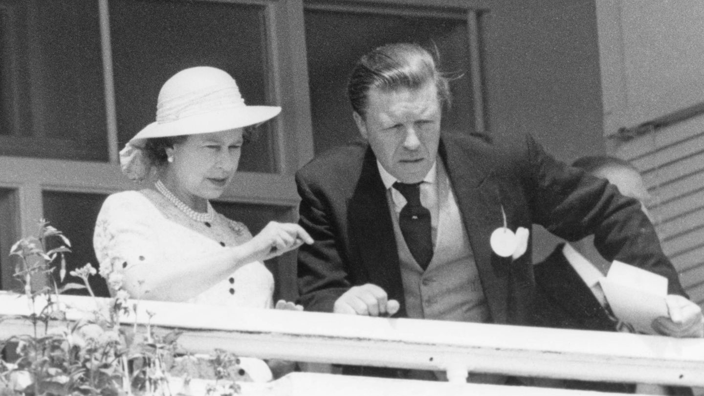La reina Isabel II y Michael Oswald, en 1980. (Getty)