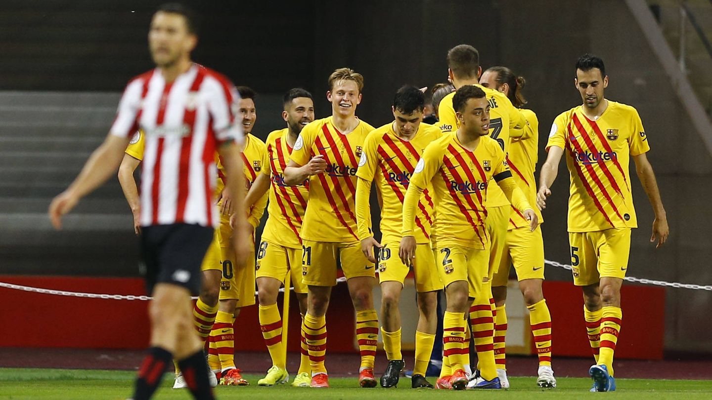 Los jugadores azulgranas se abrazan tras el 4-0 de Leo Messi. (Reuters)