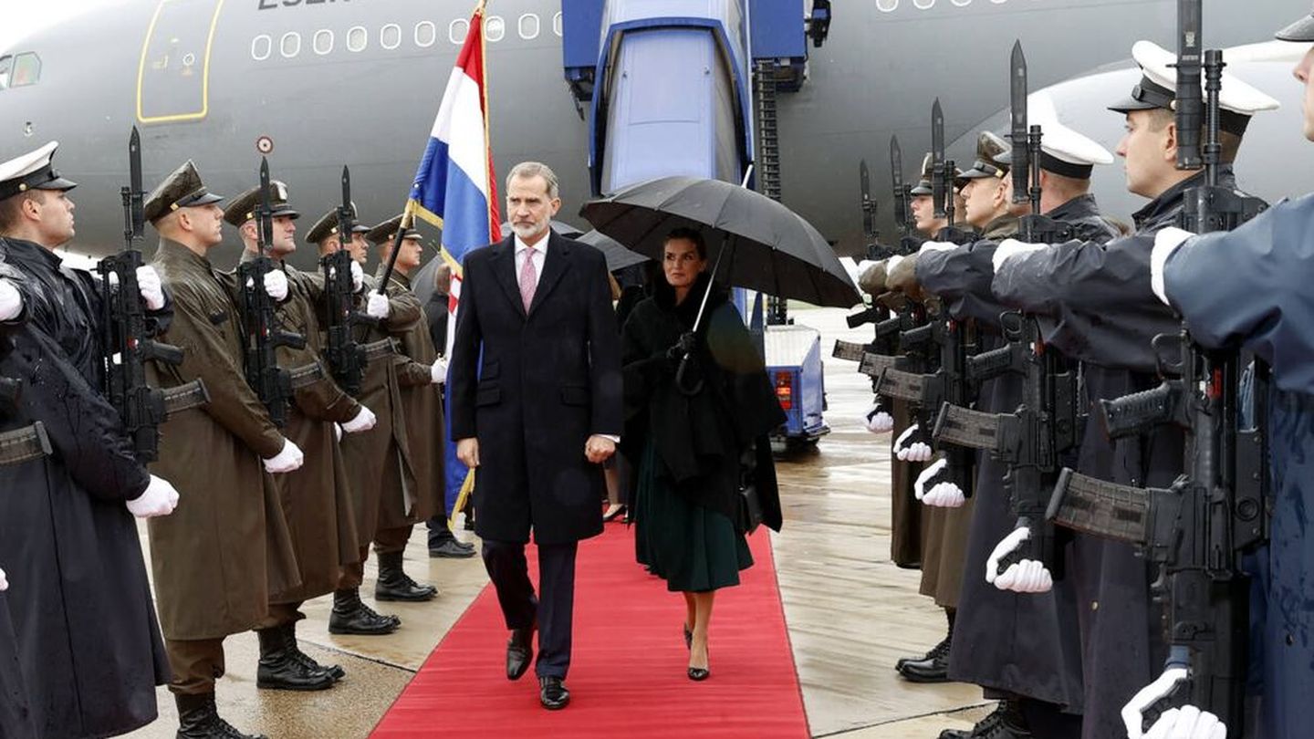 Don Felipe y doña Letizia llegan al aeropuerto de Zagreb. (Casa Real)