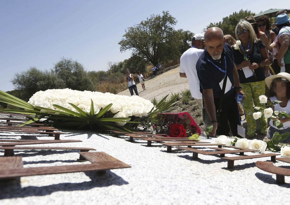 Foto: Homenaje a las víctimas del accidente de Spanair en el lugar del siniestro. (EFE)