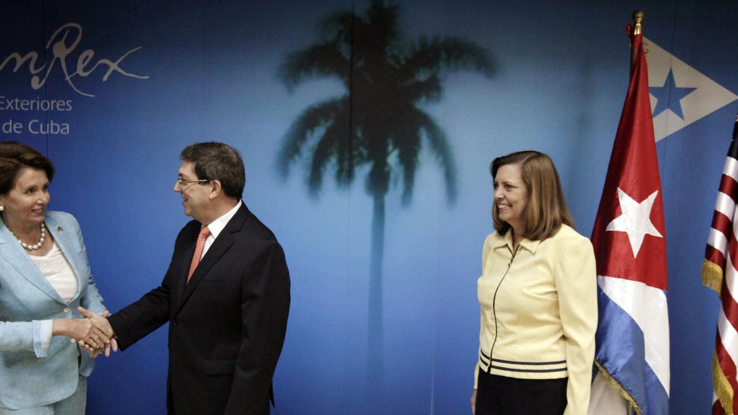 El canciller Bruno Rodríguez estrecha la mano de Nancy Pelosi, la líder demócrata de la Cámara de Representantes de EEUU. A la derecha, Josefina Vidal, directora de la oficina de asuntos estadounidenses de Cuba. (Reuters)