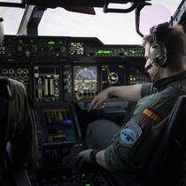 Foto: Uno de los 39 aviadores que operan los siete cazas F-18 desplegados en la base aérea de Mihail Kogalniceanu en Rumanía, el 23 de septiembre de 2026. (Lola García-Ajofrín)