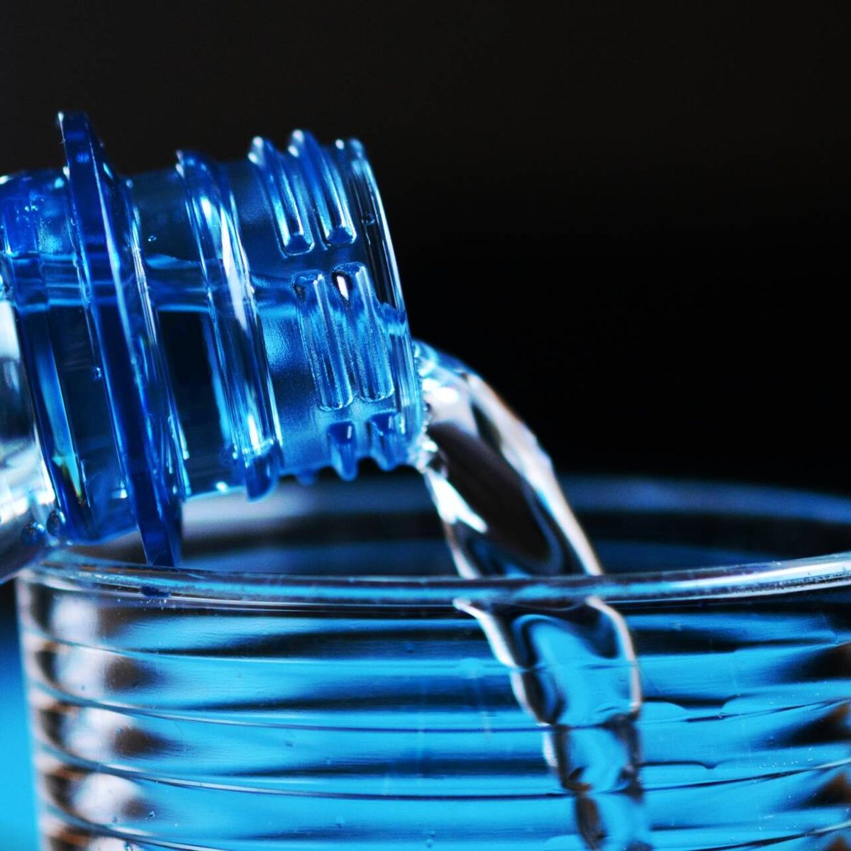 Beneficios de beber agua con gas, el refresco del verano