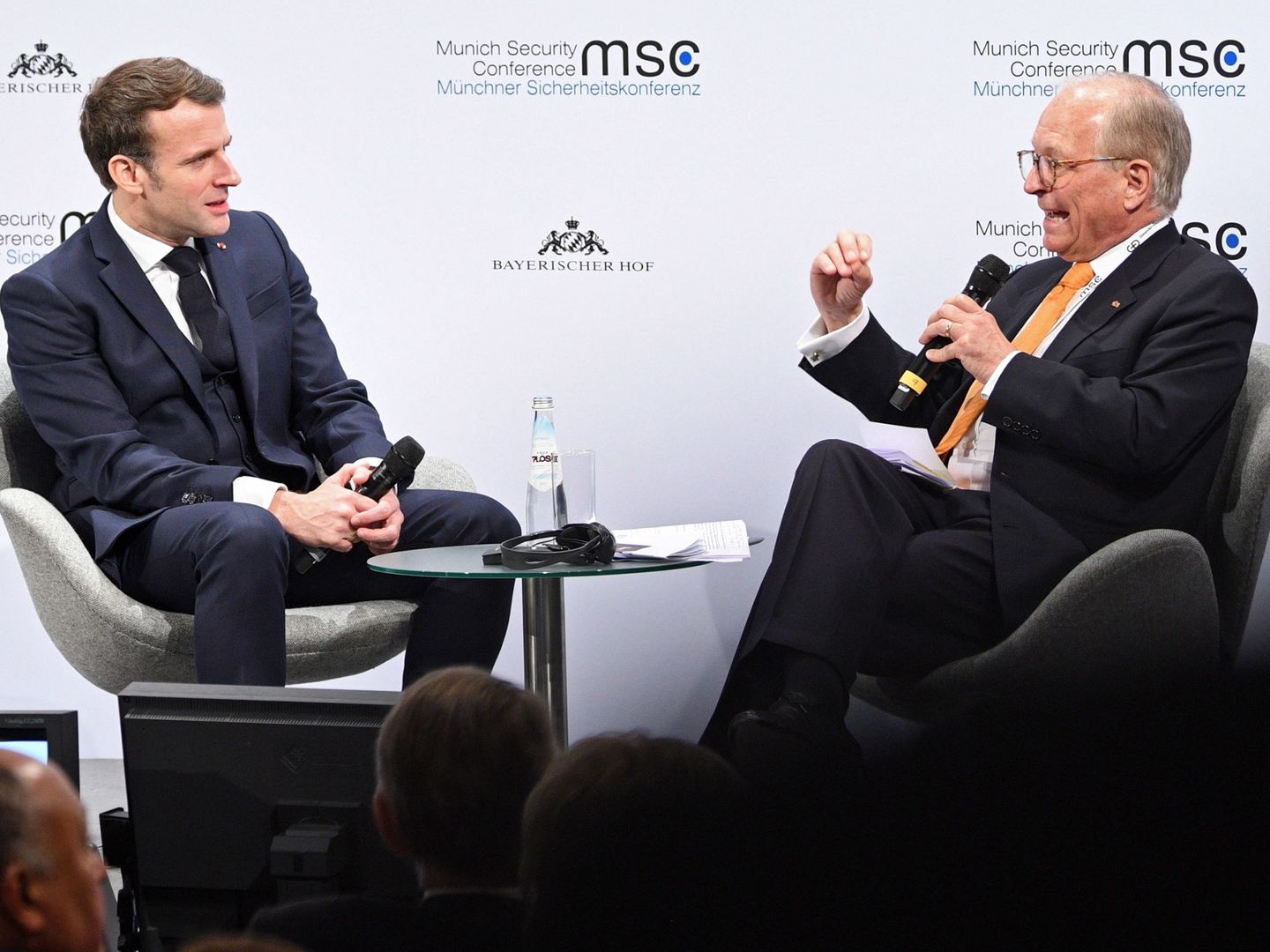 Emmanuel Macron y Wolfgang Ischinger en la edición de la MSC en 2020. (EFE)