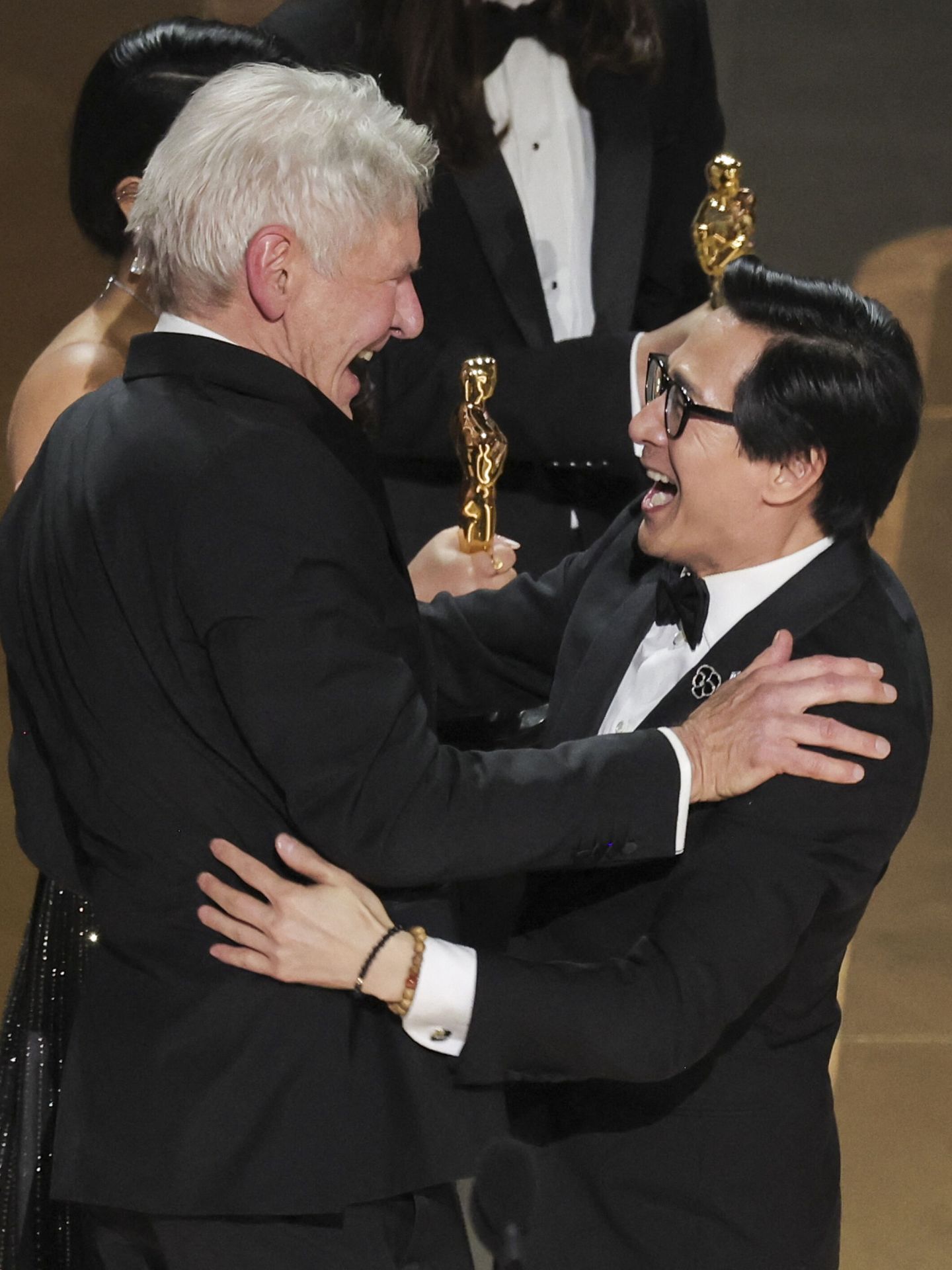 Ke Huy Quan y Harrison Ford se reencuentran sobre el escenario. (Reuters/Carlos Barria)