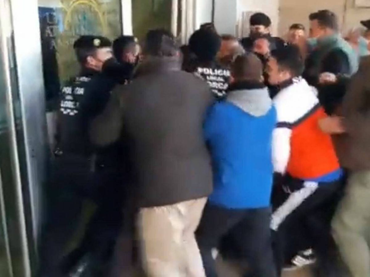 Foto:  Momento del asalto al consistorio de Lorca. (Captura de pantalla de Podemos Murcia)