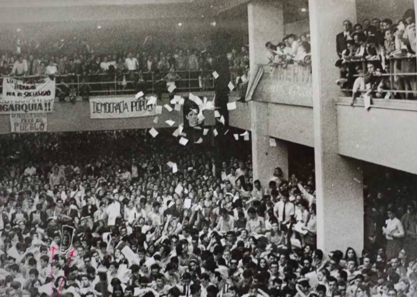 La facultad de Económicas de la Complutense de Madrid (hoy Geografía e Historia) durante el concierto de Raimon el 18 de mayo de 1968.