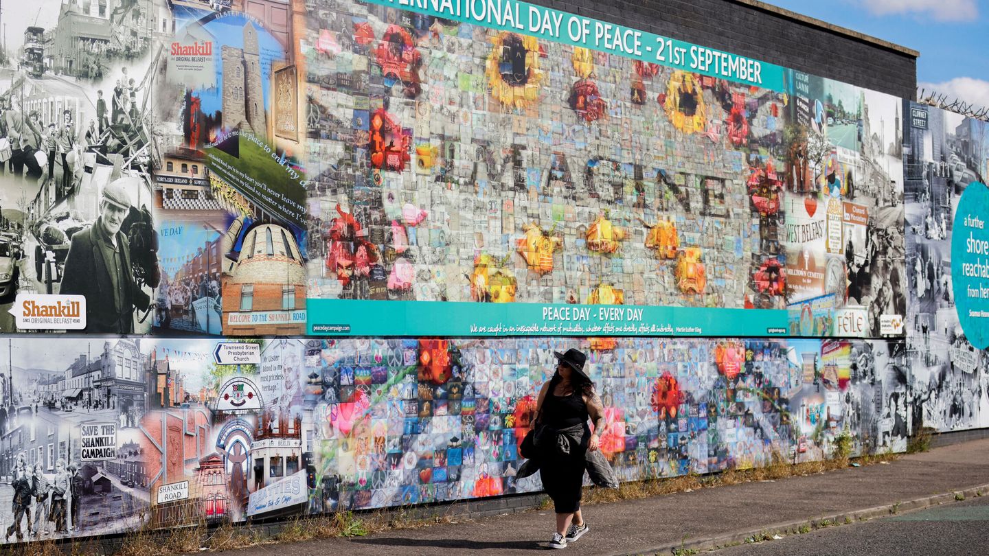 Una mujer frente a uno de los Muros de Paz en Belfast. (Reuters)