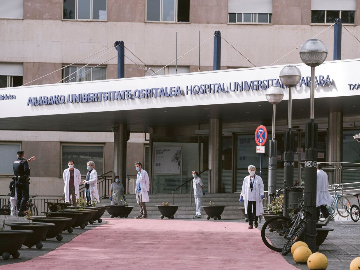 Foto: La entrada del hospital de Txagorritxu de Vitoria. (EFE)