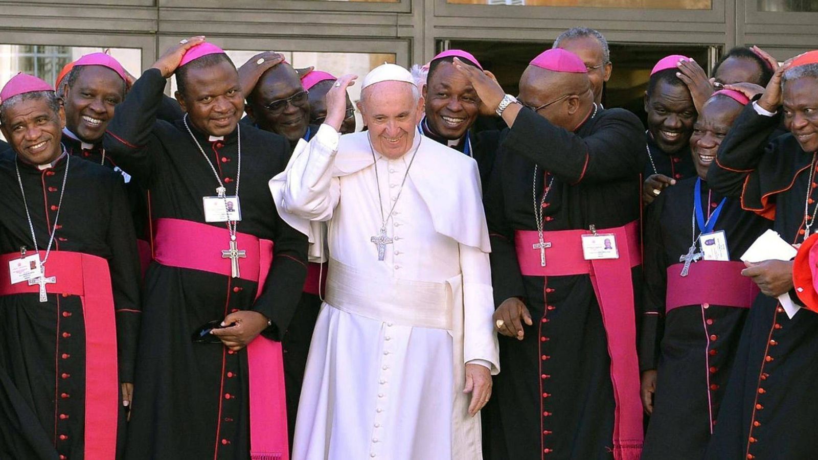 Foto: El papa Francisco (centro) posa junto a obispos y cardenales. (EFE)