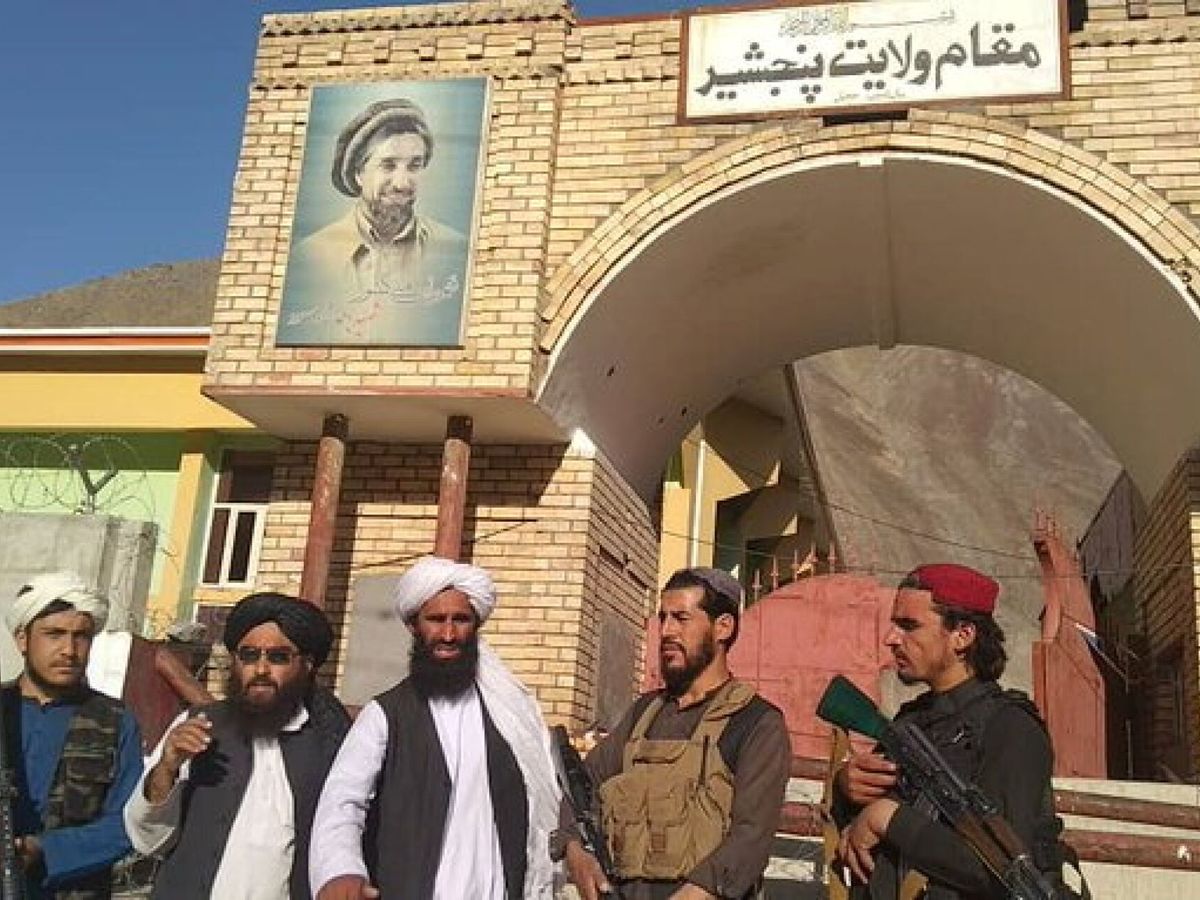 Foto: Talibanes posan frente la sede de Gobierno local de Panjshir. (Reuters)