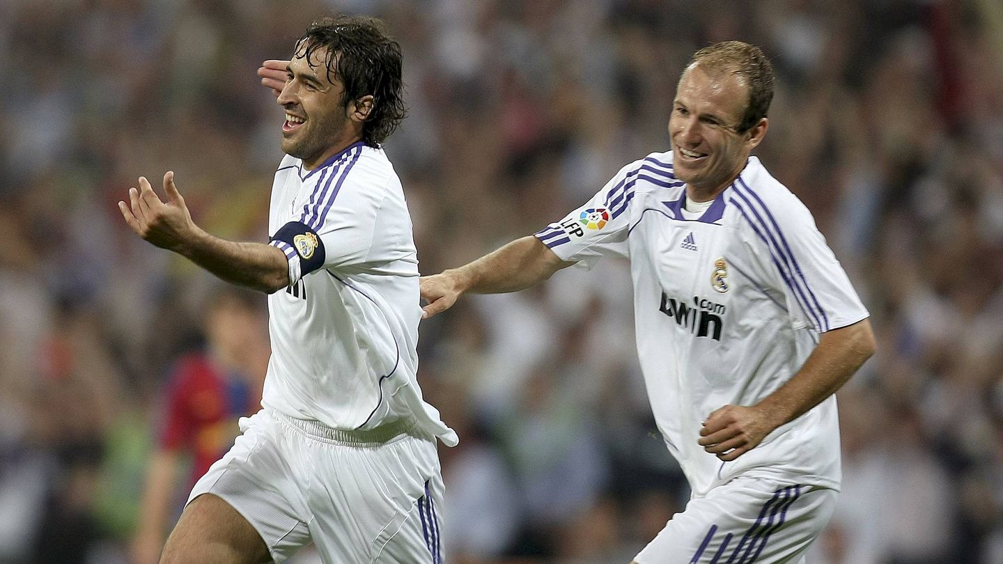 Raúl y Robben celebran un gol al Barça en 2008. (EFE)