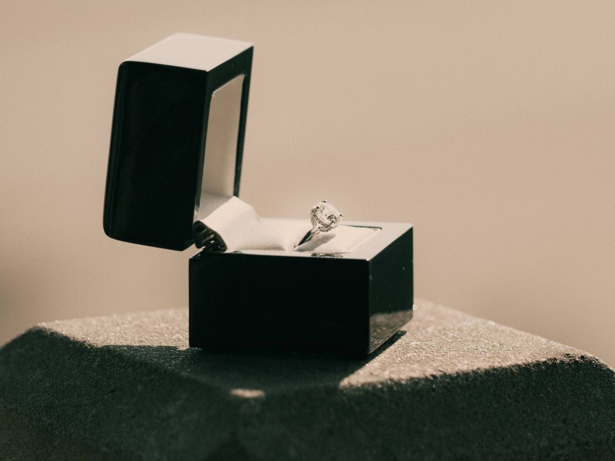 Foto: Te contamos lo que dice la tradición sobre anillos de compromiso y bodas. (Sarah Dokowicz para Unsplash)