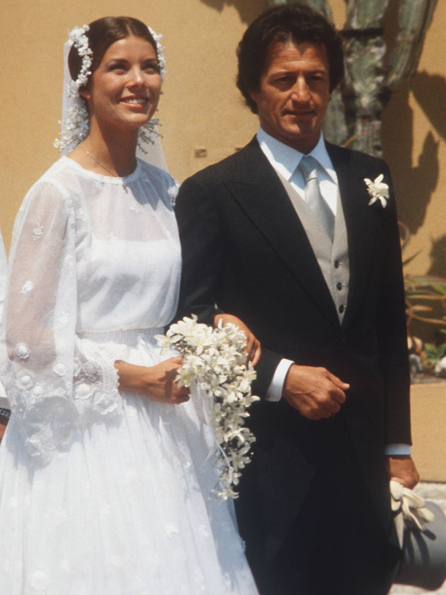 Carolina de Mónaco y Philippe Junot, el día de su boda. (Getty)