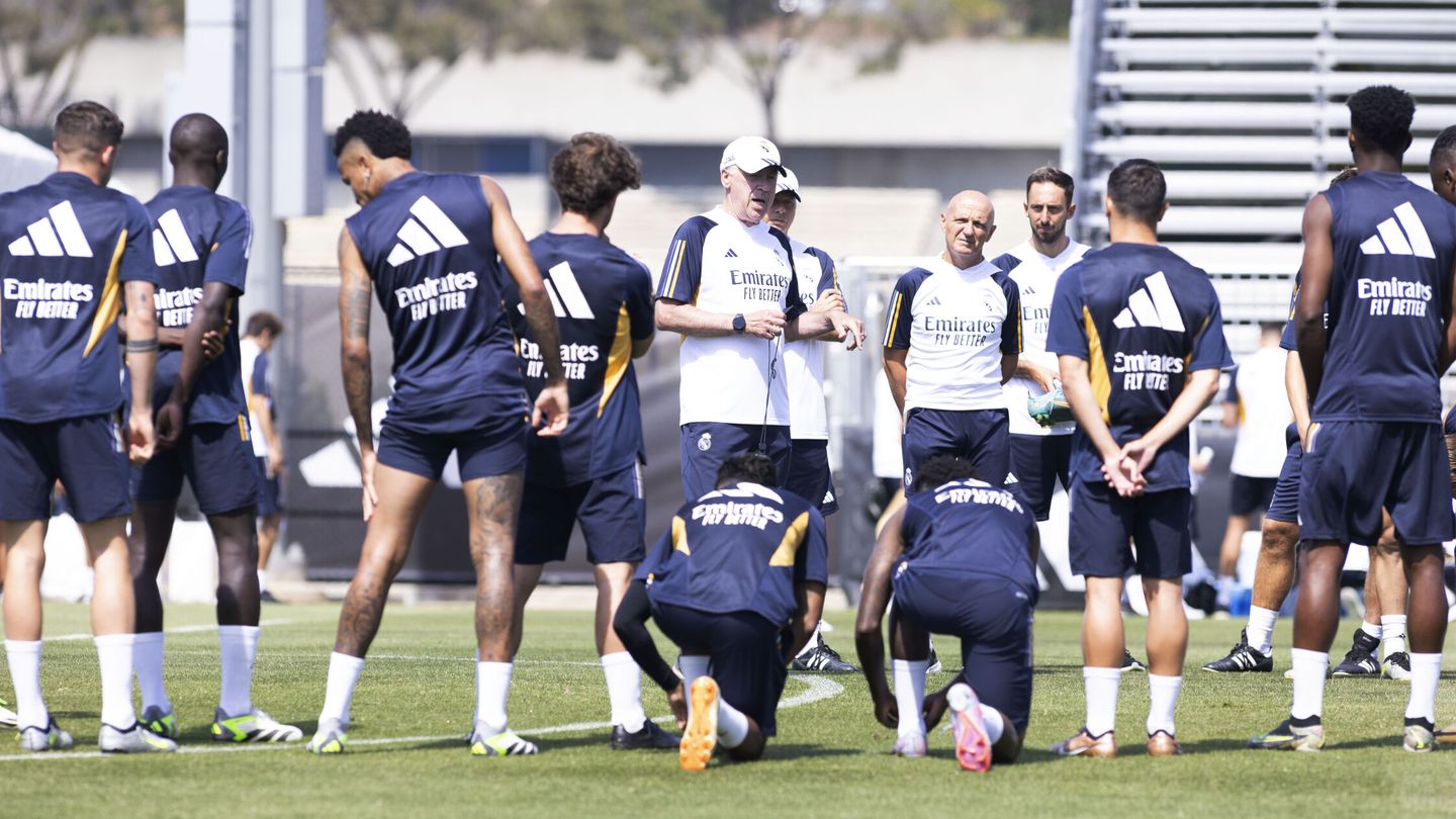 Ancelotti da instrucciones a sus jugadores en pretemporada. (EFE/Armando Arorizo)