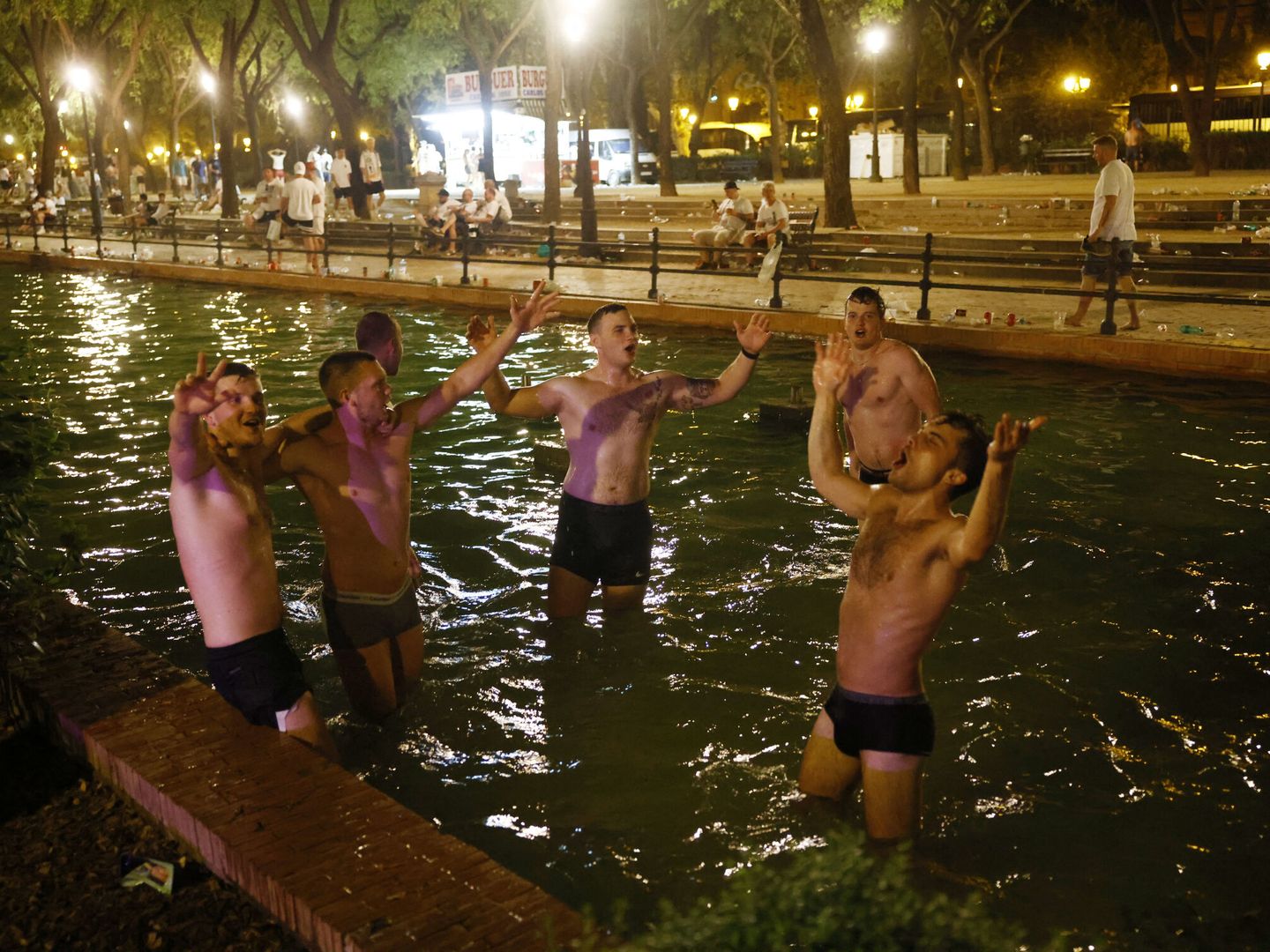 Seguidores del Eintracht se bañan en una fuente de Sevilla. (Reuters)