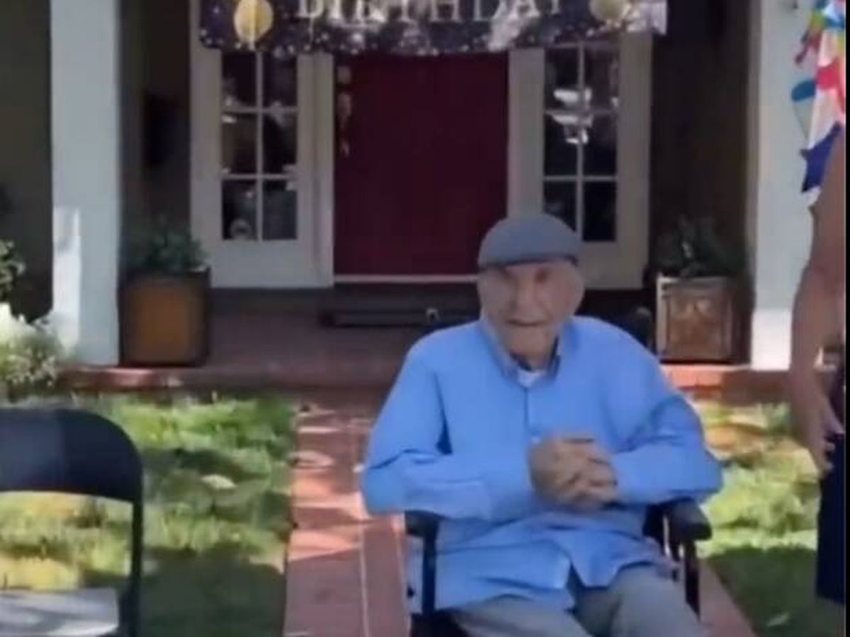 Foto: Un anciano cumple 100 años y sus vecinos le dan esta emotiva sorpresa.(Twitter)