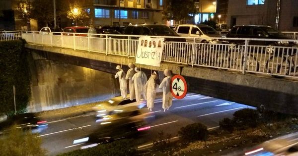 Foto: Los cinco muñecos que han aparecido esta tarde colgados en un puente de Pamplona