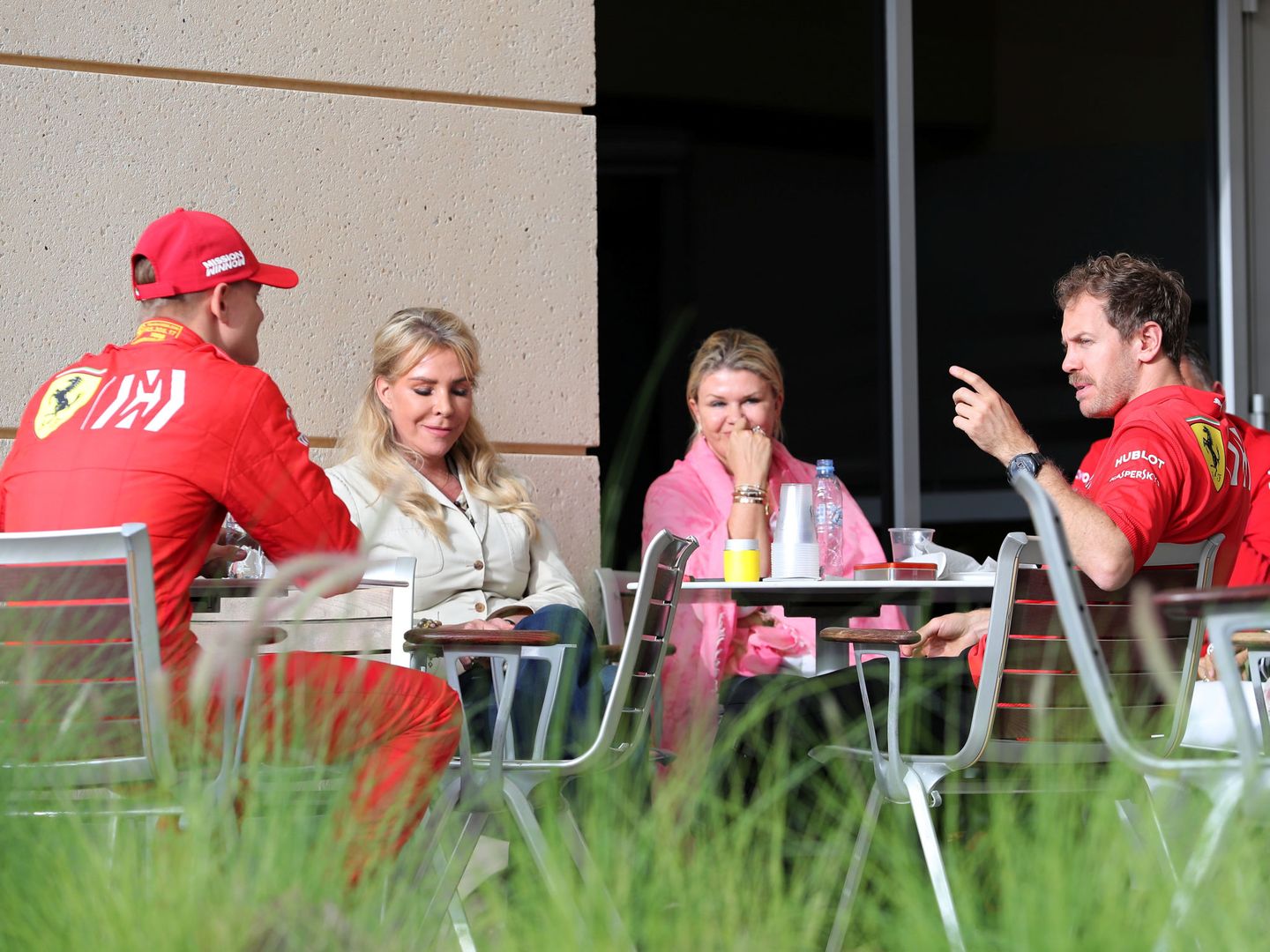 Mick, Corinna y Vettel en una terraza durante el descanso de los test. (Reuters)