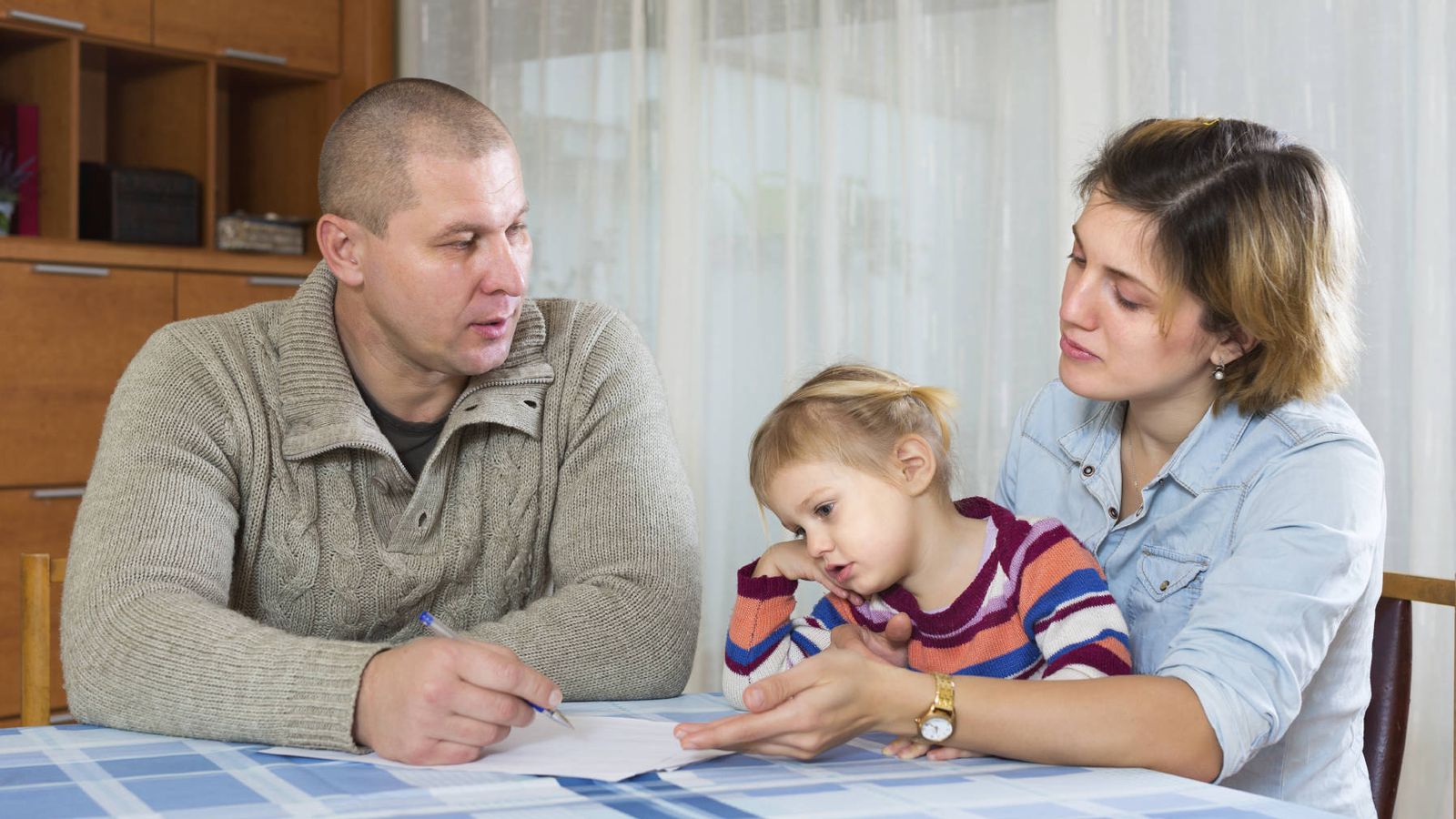 Foto: Lo ideal es que padre y madre expliquen a los hijos la nueva situación. (iStock)
