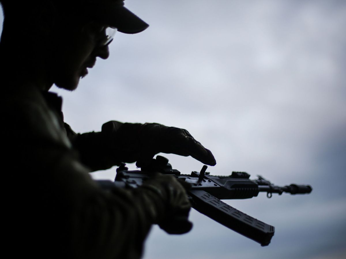 Foto: Un visitante se prepara para disparar un rifle de asalto AK-12 en una presentación de nuevos modelos (EFE)