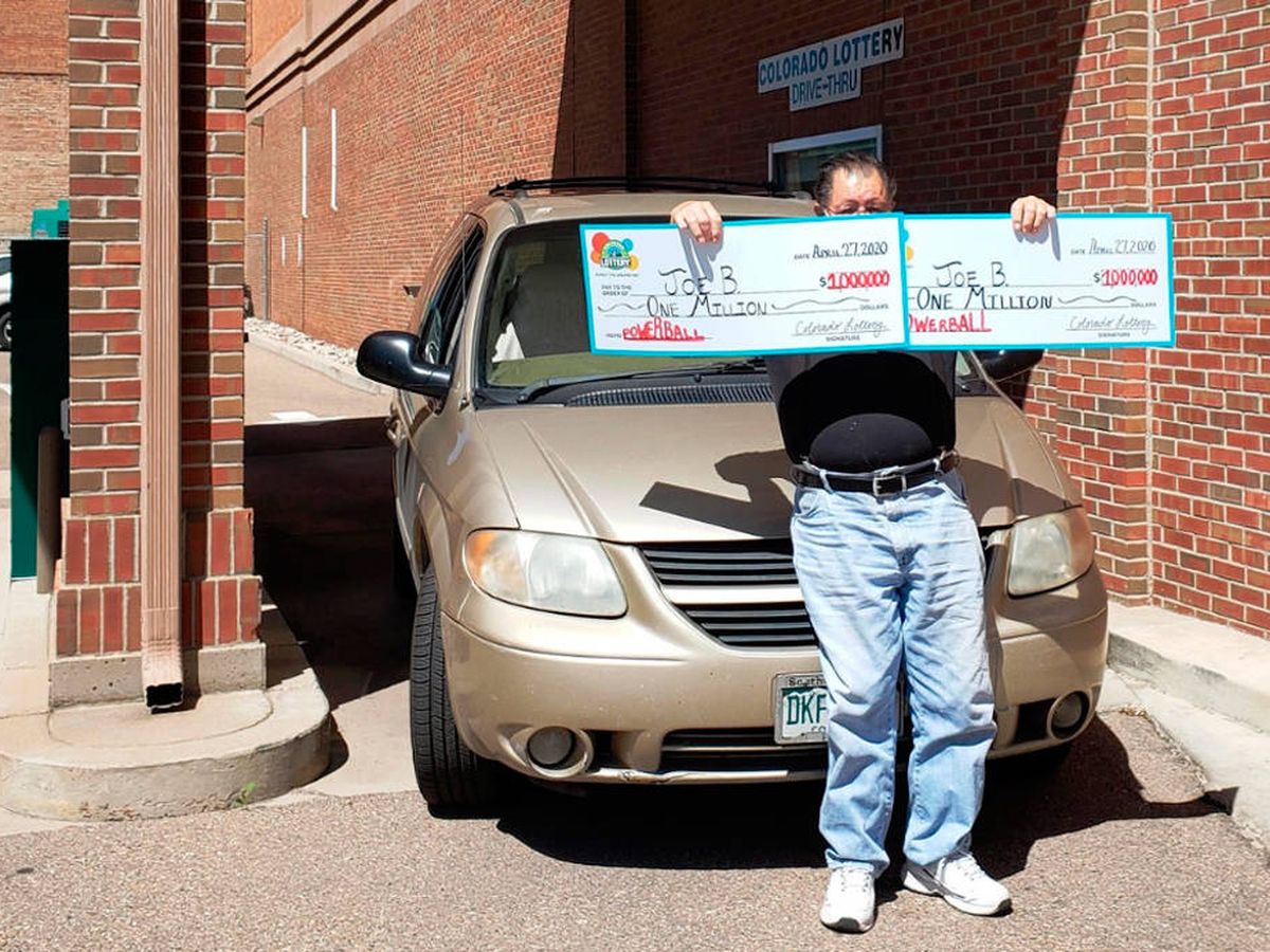 Foto: Joe B. con sus dos cheques por valor de un millón de dólares cada uno (Foto: Colorado Lottery)