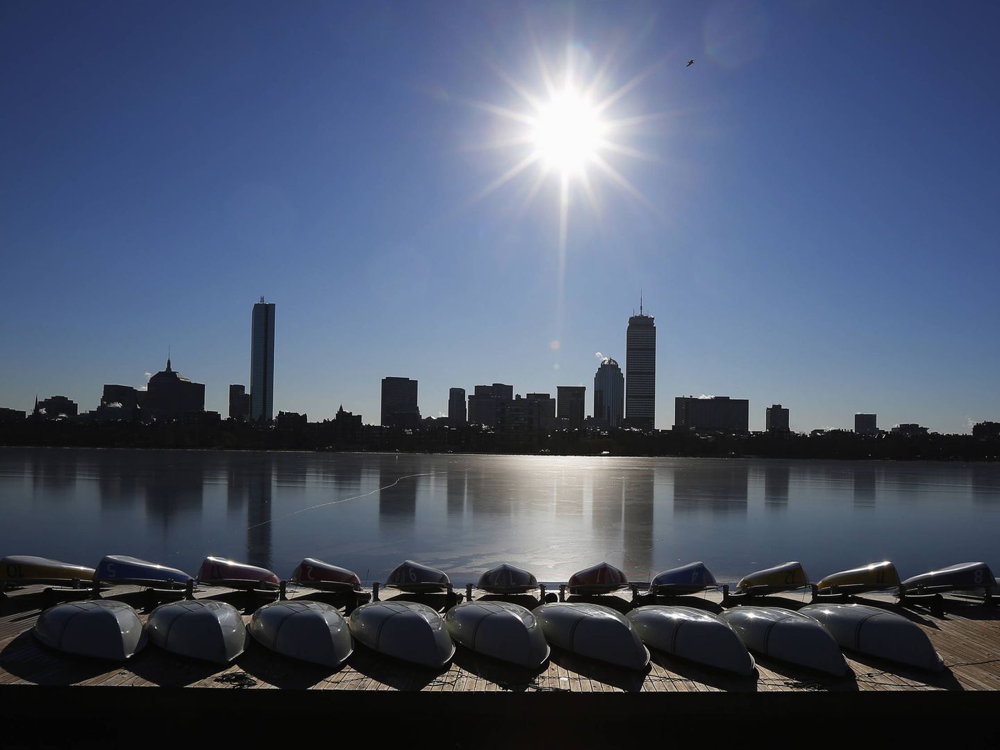Botes en el MIT Sailing Pavilion, en el río Charles, frente al 'skyline' de Boston. (Reuters)