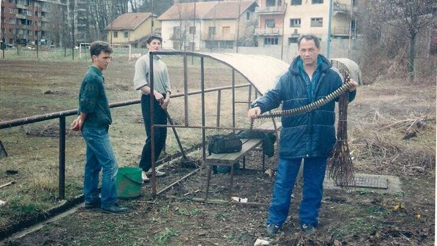 Labores de limpieza de Grbavica, en 1996. ( FK ZELJEZNICAR)