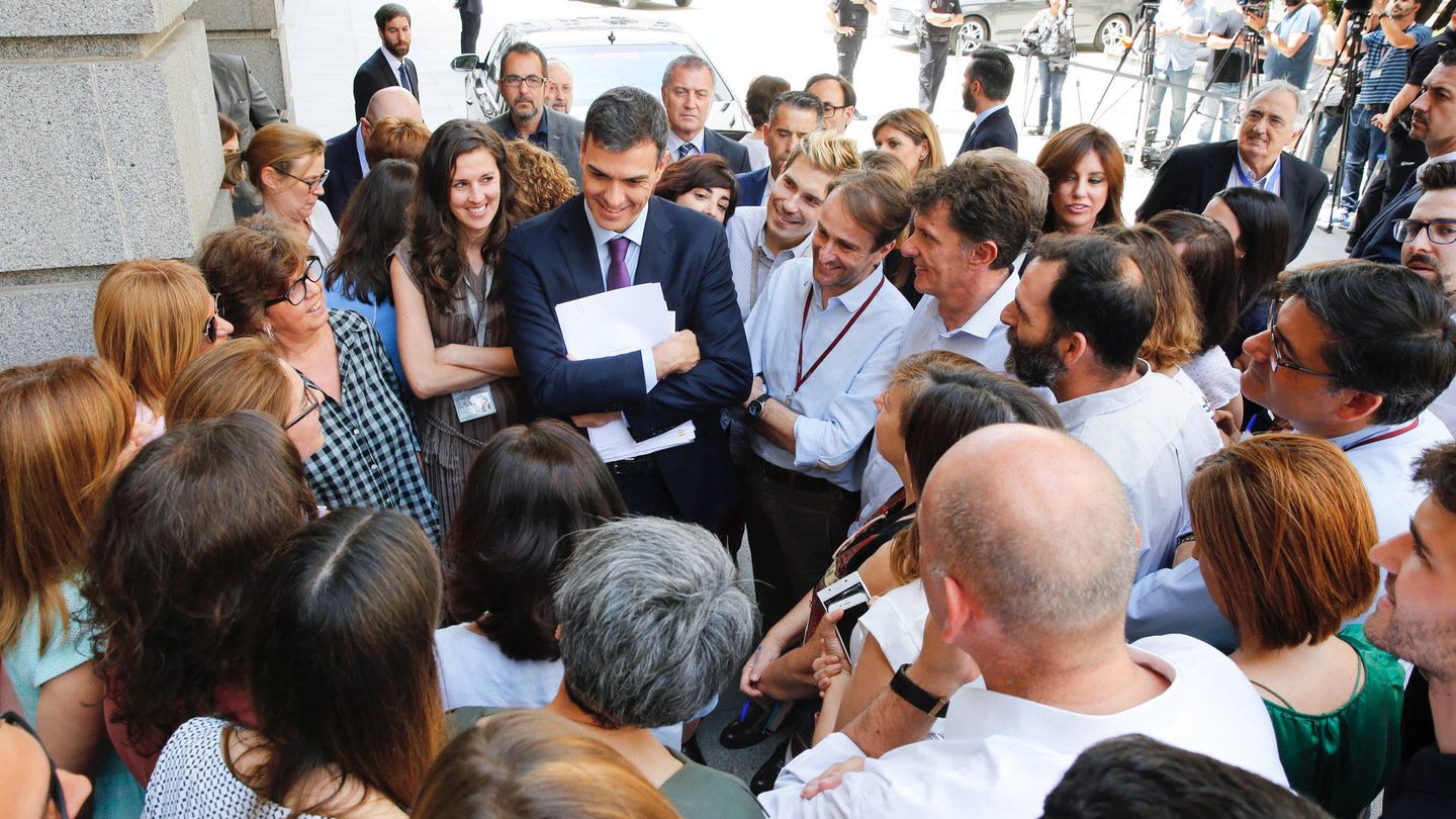 El presidente del Gobierno, Pedro Sánchez, en conversación informal con los periodistas en el patio del Congreso, este 27 de junio de 2018. (Inma Mesa | PSOE)