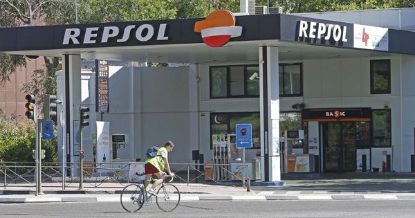 Foto: Una ciclista pasa ante una gasolinera de Madrid. (EFE)