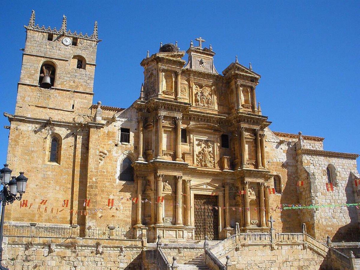 Foto: La iglesia de Santa María, en Gumiel de Izán. (Wikipedia)