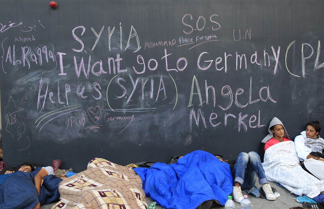 Refugiados duermen en la estación de Keleti, en Budapest, el 3 de septiembre de 2015 (Reuters).