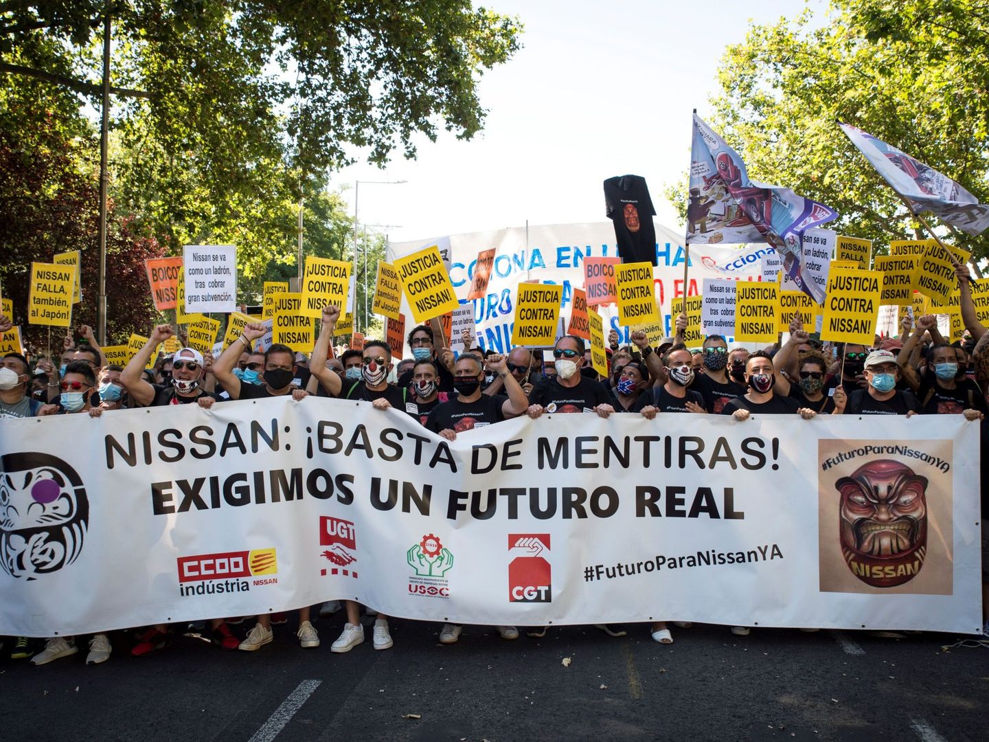 Trabajadores de las plantas barcelonesas de Nissan se manifiestan contra el cierre de las fábricas. (EFE)