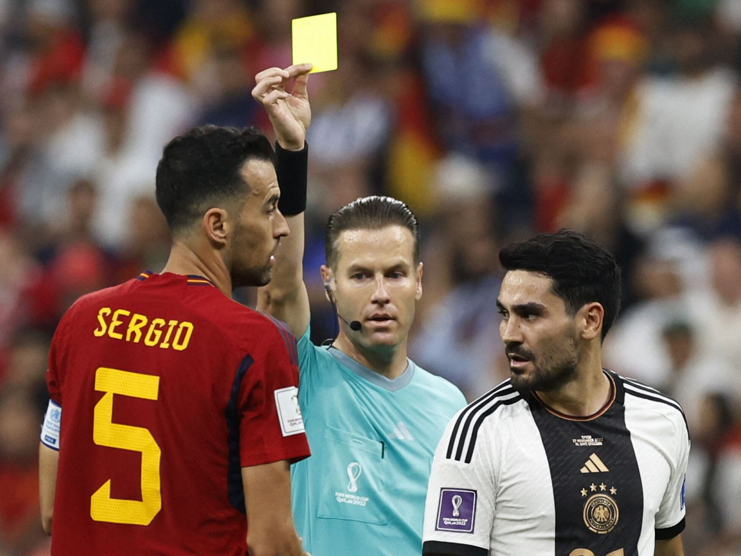 Sergio Busquets ve la tarjeta amarilla frente Alemania. (EFE/Luis Díaz)