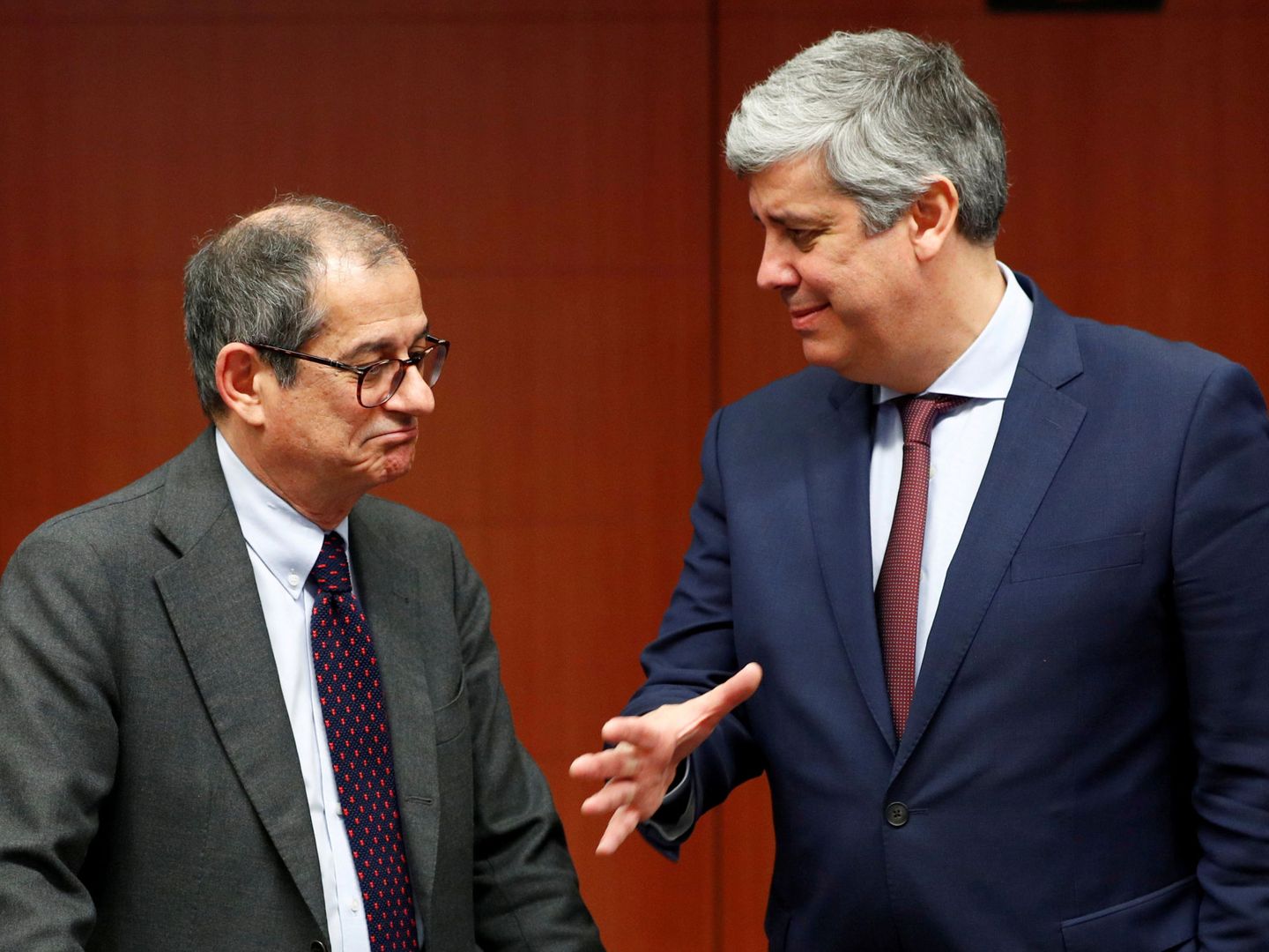 Tria charla con el presidente del Eurogrupo, el portugués Mário Centeno. (Reuters)