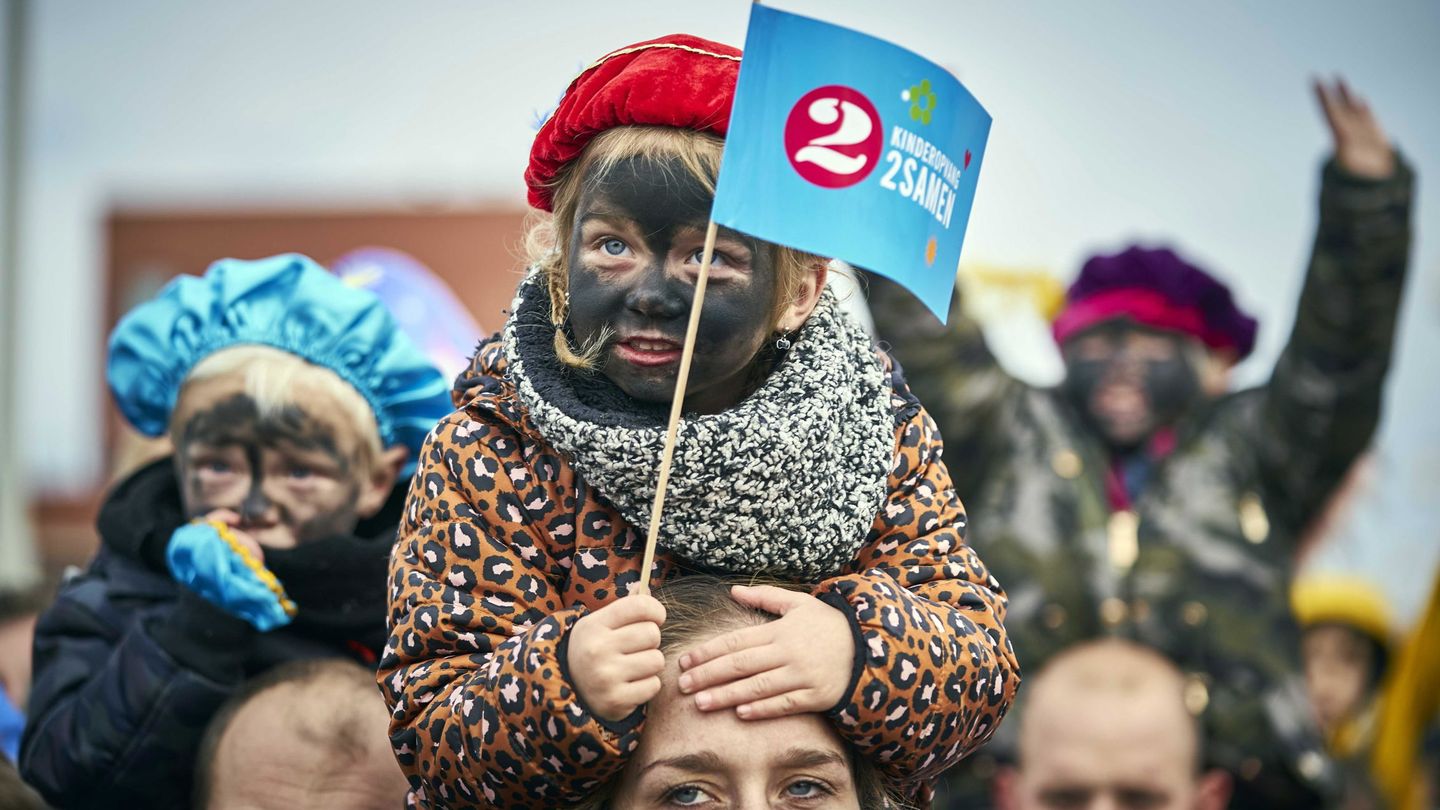 Niños con 'blackface' en la celebración de Sinterklaas en Holanda. (EFE)