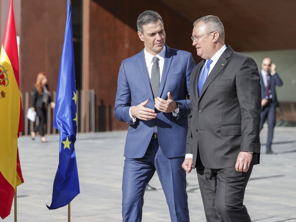 Foto: El presidente del Gobierno, Pedro Sánchez, y el primer ministro rumano, Nicolae Ciuca. (EFE/Manuel Bruque)