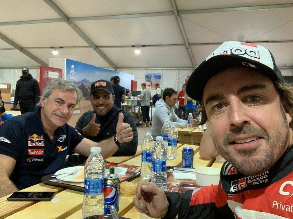 Foto: Fernando Alonso junto a Carlos Sainz en la cena. (@Alo_oficial)