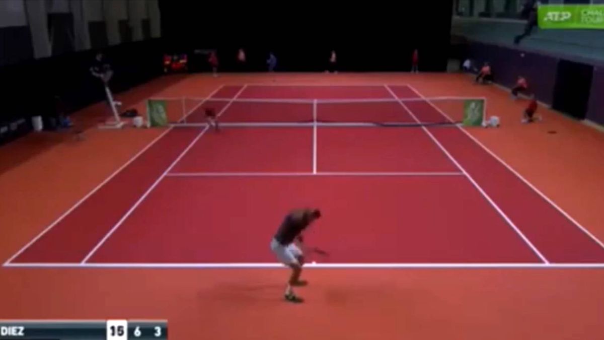 Un tenista español, descalificado de un torneo por jugar con unos pantalones rotos